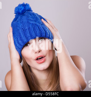 Ritratto emotivo di una ragazza in hat Foto Stock