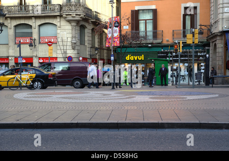 Ambient della Barcellona Rambla ogni pomeriggio. Miro il mosaico nella pavimentazione. Foto Stock