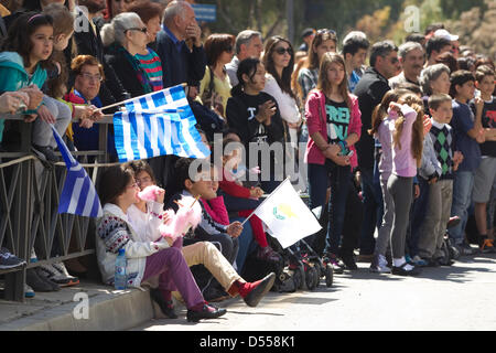 Nicosia, Cipro. 25 marzo, 2013. Greci ciprioti celebra la Rivoluzione greca 1821 e Giorno di indipendenza della Grecia per le strade di Nicosia, dopo che il Presidente Anastasiades concordato di bailout piani con funzionari UE. Foto Stock