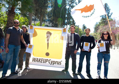 Nicosia, Cipro. 25 marzo, 2013. I manifestanti per le strade di Nicosia, dopo che il Presidente Anastasiades concordato di bailout piani con funzionari UE. Foto Stock