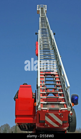 Riser di scale e blu carrello sirena di vigili del fuoco durante un'emergenza nella città Foto Stock