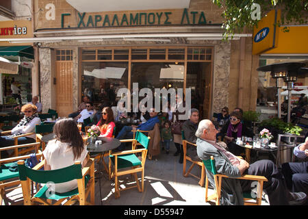 Lidras Street, Nicosia, Cipro. 25 marzo, 2013. I ciprioti seduti a bere caffè per le strade di Nicosia, dopo che il Presidente Anastasiades concordato di bailout piani con funzionari UE. Foto Stock