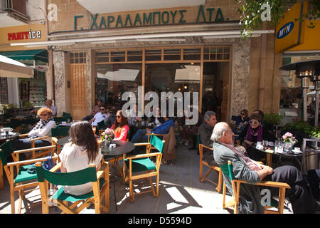 Lidras Street, Nicosia, Cipro. 25 marzo, 2013. I ciprioti seduti a bere caffè al di fuori di una caffetteria sulla strada Lidras in Nicosia, dopo che il Presidente Anastasiades concordato di bailout piani con funzionari UE. Foto Stock