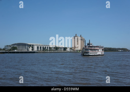 Gita in battello sul fiume Savannah con il centro congressi in background Foto Stock