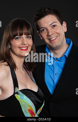 Felice coppia giovane romantico insieme. L uomo e la donna. Studio shot. Foto Stock