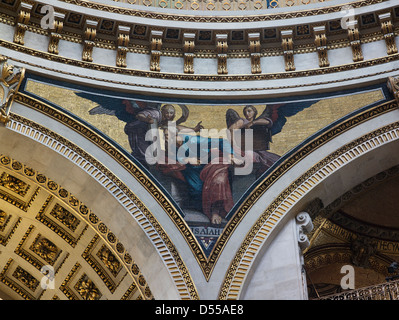 Saint Paul, Londra. Mosaici nei pennacchi tra gli archi nella traversata sotto la cupola. Il profeta Isaia Foto Stock