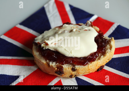 Un pane appena sfornato frutto scone con confettura di fragole e clotted cream. Foto Stock