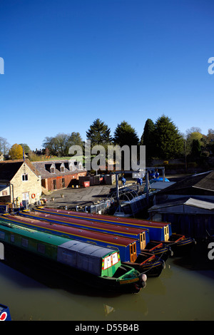 Narrowboats sul Sud Oxford Canal Heyford Wharf Upper Heyford Oxfordshire England Regno Unito GB inferiore narrowboat Heyford colore in barca Foto Stock