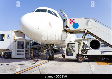 In aereo aeroporto servito dal personale di terra Foto Stock