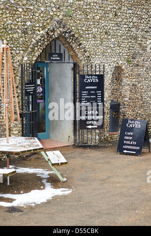 Cafe vicino al fuoco di inferno grotte nel West Wycombe Buckinghamshire Foto Stock