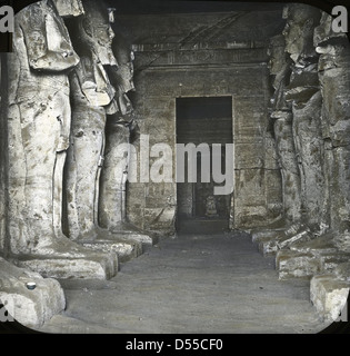 Abu Simbel, situato in Egitto, presenta le statue monumentali di Ramses II all'ingresso del tempio. La fotografia, parte della collezione di diapositive delle lanterne del Brooklyn Museum, cattura la grandezza e le dimensioni dell'antico sito egizio, mostrando il suo significato religioso e storico. Foto Stock