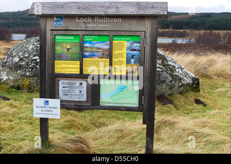 Informazioni bacheca a Loch Ruthven, un RSPB riserva vicino Dores in Inverness-shire, Scozia Foto Stock