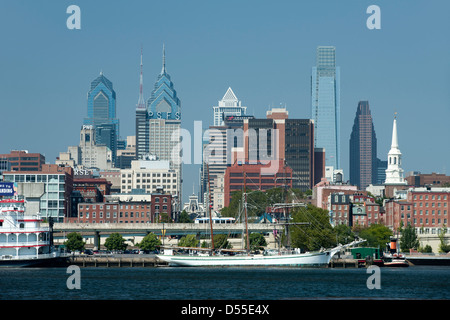 2010 SKYLINE DEL CENTRO STORICO DELAWARE RIVER PHILADELPHIA PENNSYLVANIA USA Foto Stock