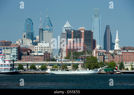 2010 SKYLINE DEL CENTRO STORICO DELAWARE RIVER PHILADELPHIA PENNSYLVANIA USA Foto Stock