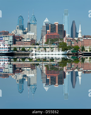 2010 SKYLINE DEL CENTRO STORICO DELAWARE RIVER PHILADELPHIA PENNSYLVANIA USA Foto Stock