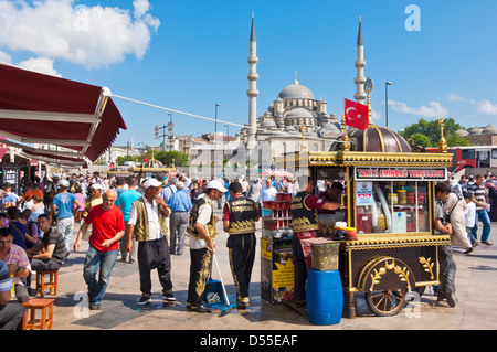 Stallo alimentare con bandiera turca nella parte anteriore della Nuova Moschea (Nuova Moschea), Eminonu, Istanbul, Turchia Foto Stock