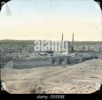 Una vista panoramica del Cairo dalle colline Mokattam in Egitto. La fotografia cattura il vasto paesaggio urbano della città, tra cui la cupola della Cittadella di Mohamed Ali e l'architettura circostante, mostrando la ricca storia e l'iconico skyline egiziano. Foto Stock
