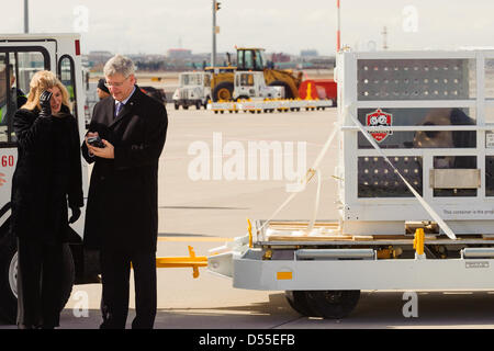 Toronto, Canada. 25 marzo, 2013. Pandas Er Shun e da Mao sono stati accolti con il Primo Ministro canadese Stephen Harper, sua moglie la signora Magno Harper e Zhang Junsai, Ambasciatore della Repubblica popolare di Cina in Canada. Credito: Victor Biro/Alamy Live News Foto Stock