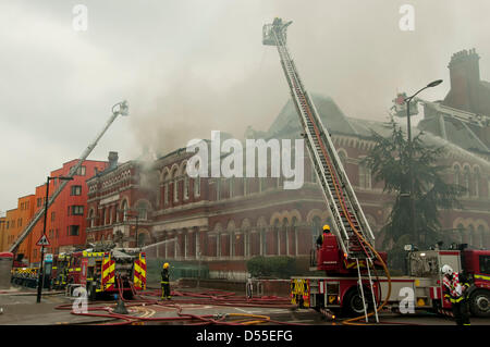 Londra, Regno Unito. 25 marzo, 2013. Londra Vigili del fuoco alle prese con un enorme incendio presso uno sportello unico e gli uffici del Consiglio a Walworth Road. La zona immediatamente circostante è stato evacuato. Foto Stock