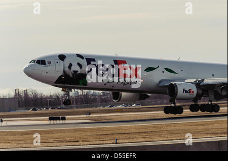 Toronto, Canda. 25 marzo, 2013. Pandas Er Shun e da Mao sono stati accolti con il Primo Ministro canadese Stephen Harper, sua moglie la signora Magno Harper e Zhang Junsai, Ambasciatore della Repubblica popolare di Cina in Canada. Credito: Victor Biro/Alamy Live News Foto Stock