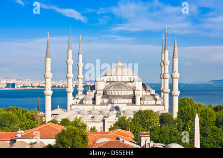 La Moschea Blu o la Moschea Sultan Ahmed con cinque cupole principali, sei minareti e otto piccole cupole sullo skyline di Istanbul Sultanahmet, nel centro di Istanbul Foto Stock