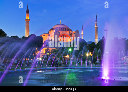 Hagia Sophia o la chiesa di saggezza santa illuminata di notte, Sultanahmet, Istanbul, Turchia Foto Stock