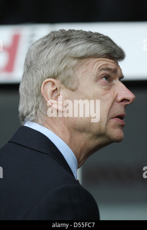 Arsenal Manager Arsene Wenger orologi al suo fianco in un premier league fixture contro Swansea City. Foto Stock