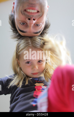 Handewitt, Germania, una ragazza e suo padre mettere le loro teste Foto Stock