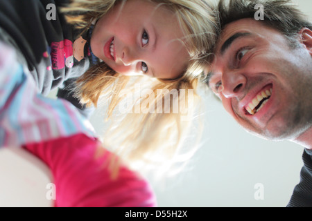 Handewitt, Germania, una ragazza e suo padre mettere le loro teste Foto Stock