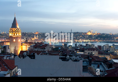 Istanbul, Turchia, che si affaccia sulla Torre di Galata la sera Foto Stock