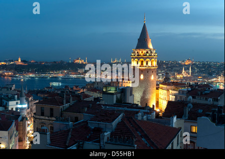 Istanbul, Turchia, che si affaccia sulla Torre di Galata la sera Foto Stock