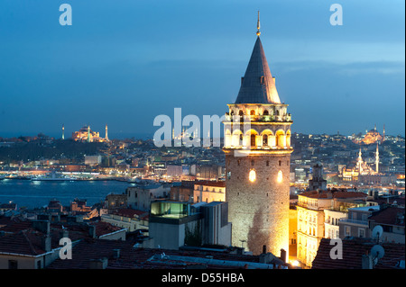 Istanbul, Turchia, che si affaccia sulla Torre di Galata la sera Foto Stock