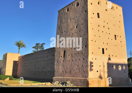 Sezione di una delle mura fortificate della città del 12 secolo con apertura alla Medina di Marrakech, Marocco Foto Stock