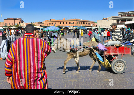 Tipico del hubbub quotidiano dei commercianti e delle folle dei turisti a Jemaa el- Fnaa (piazza). Marrakech, Marocco, Africa del Nord Foto Stock