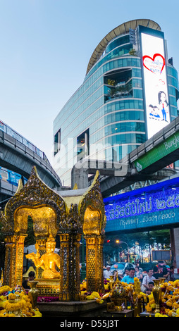 Santuario di Erawan a Ratchaprasong intersezione, Bangkok, Thailandia, Asia Foto Stock