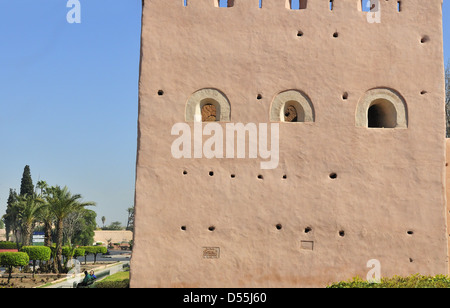 Sezione di una delle mura fortificate della città del 12 secolo apre le porte alla Medina di Marrakech, Marocco Foto Stock