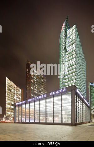 Berlino, Germania, illuminati anteriori edifici di Potsdamer Platz di notte Foto Stock