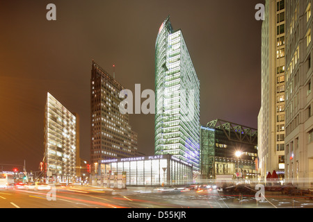 Berlino, Germania, illuminati anteriori edifici di Potsdamer Platz di notte Foto Stock