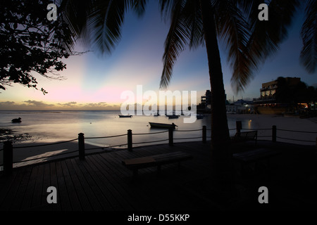 St. Lawrence Gap, Barbados, secondo il San Lorenzo golfo al tramonto di sera Foto Stock