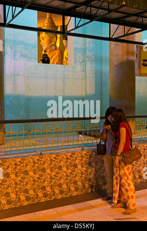 Shwedagon pagoda Yangon, Myanmar, Asia Foto Stock