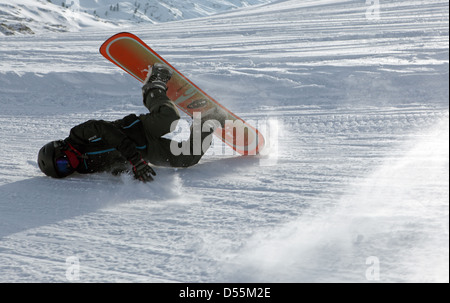 Krippenbrunn, Austria, un ragazzo si blocca mentre lo snowboard Foto Stock