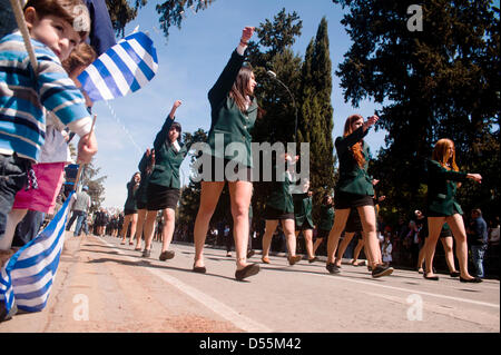 Nicosia, Cipro, 25 marzo, 2013. Gli studenti prendono parte al Greek National holiday parade di Nicosia, Cipro, 25 marzo 2013. La rivolta contro l'Impero Ottomano, che ha portato alla indipendenza greca ha iniziato il 25 marzo 1821. Foto: Iakovos Hatzistavrou/dpa/Alamy Live News Foto Stock