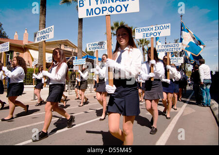 Nicosia, Cipro, 25 marzo, 2013. Gli studenti prendono parte al Greek National holiday parade di Nicosia, Cipro, 25 marzo 2013. La rivolta contro l'Impero Ottomano, che ha portato alla indipendenza greca ha iniziato il 25 marzo 1821. Foto: Iakovos Hatzistavrou/dpa/Alamy Live News Foto Stock