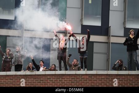 Brighton, Sussex, Regno Unito. Il 25 marzo 2013. Due attivisti tenere una svasatura durante la protesta a Sussex University, oltre la prevista privatizzazione di un certo numero di servizi campus che secondo gli organizzatori si tradurrebbe in una perdita di posti di lavoro. Breve tafferugli scoppiato durante il giorno tra polizia e manifestanti e l'occupazione, che è stato in funzione per oltre un mese, continua. Credito: George Henton/Alamy Live News Foto Stock