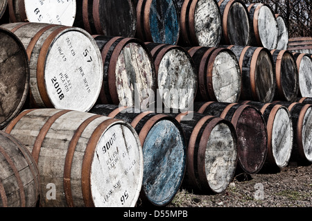 Whisky di barili memorizzato nella Ben Nevis distillery magazzino allineati e impilati Foto Stock