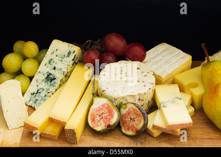 Ancora vita composizione con formaggio, fig, pera e uva. Foto Stock