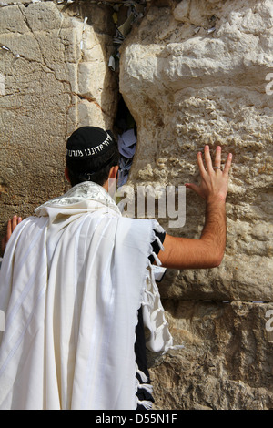 Adoratore ebraico pregare presso il Muro del Pianto un importante ebraica sito religioso a Gerusalemme, Israele. Foto Stock