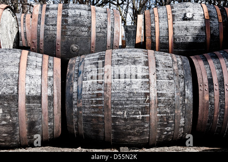 Whisky di barili memorizzato nella Ben Nevis distillery magazzino allineati e impilati Foto Stock