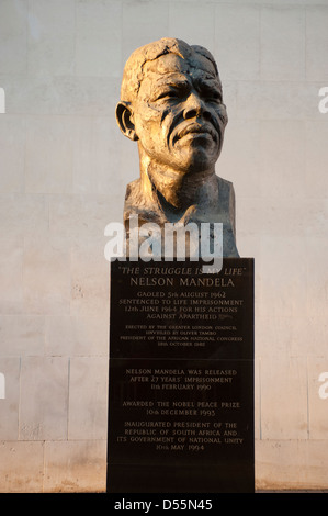 Busto di Nelson Mandela al di fuori della Royal Festival Hall di Londra Foto Stock