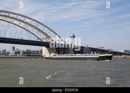 Tanker che lascia il porto di Rotterdam passando il van Brienenoord Bridge. Foto Stock